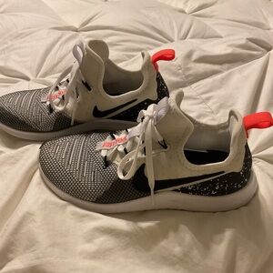 Ladies Nike tennis shoes